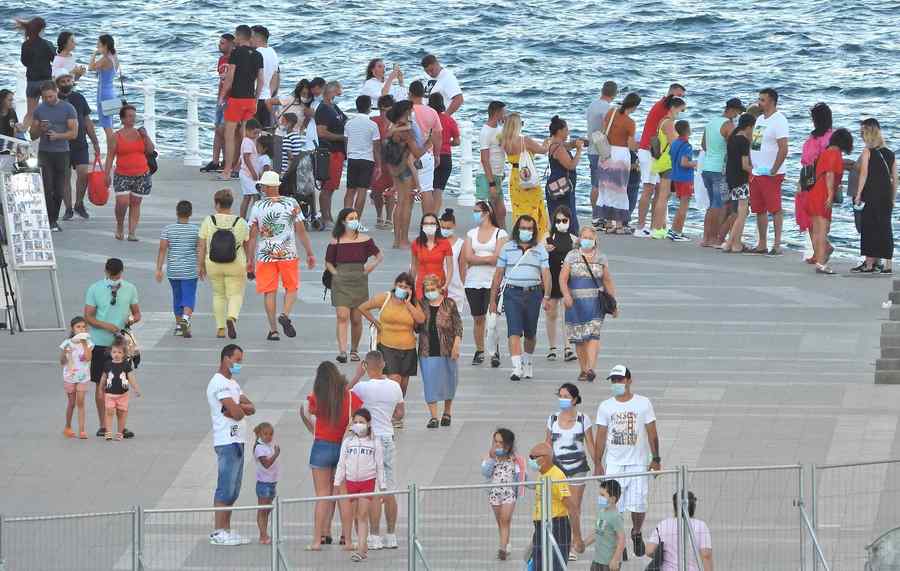 (FOTO) Cu masca în concediu pe litoral