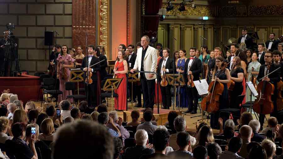 Alexandru Tomescu şi Orchestra Română de Tineret – la „Vara Magică”