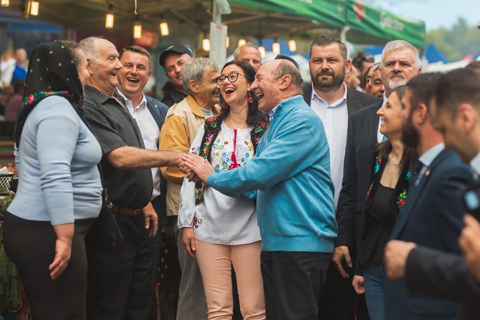 Cu Băsescu, la spectacol și la dezastru