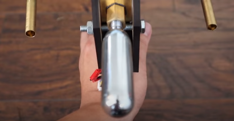 (VIDEO) Invenție de senzație: Arma care trage cu… măşti