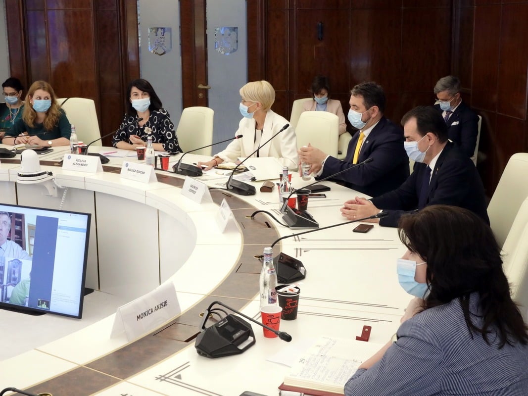 Manifestul unei eleve de nota 10: „Orban, ține-ți banii”!