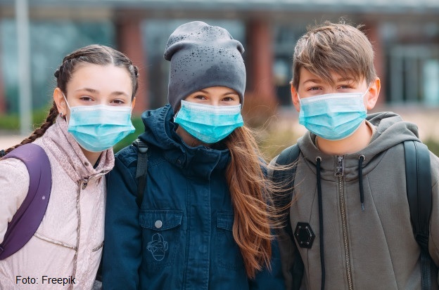 Școli închise la 7 decese/zi, deschise la 60/zi