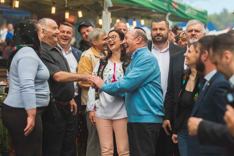 Băsescu se sparge-n figuri: „Cum să mă retrag?”