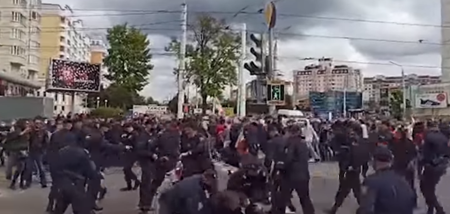 (VIDEO) Lukaşenko, cu sârma ghimpată, protestatarii – tot înainte!