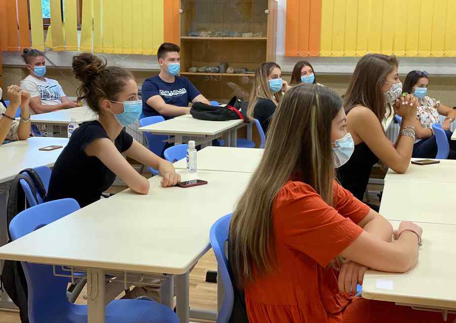 Câți elevi se întorc la școală luni