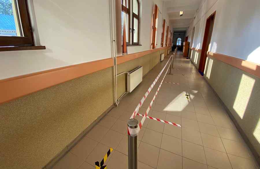 Interzis la telefoane mobile la ore și la fumat la școală – Amendamente în Parlament