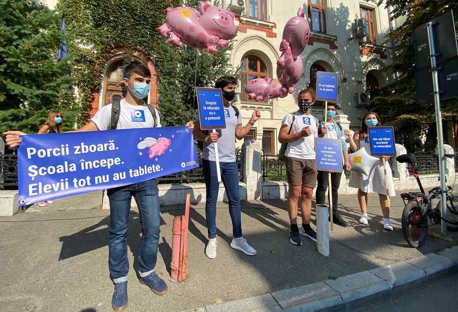 (FOTO/VIDEO) Protest cu „porci zburători” la Ministerul Educației