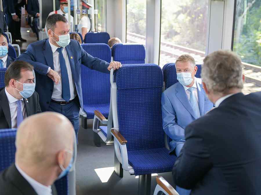 (FOTO) Iohannis se dă huța electorală cu trenul