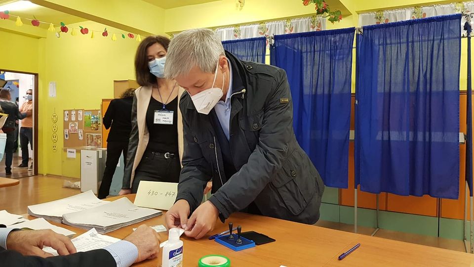 Cioloș, îndemnuri pe Facebook în ziua votului
