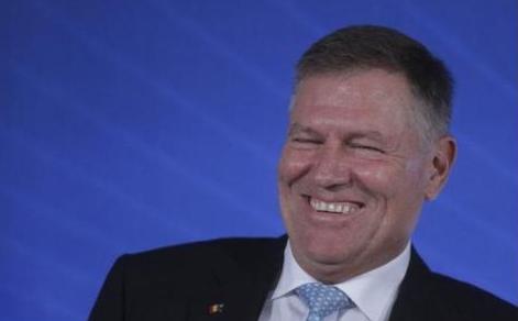 De ce rîde Klaus Iohannis de noi la fiecare apariție publică?