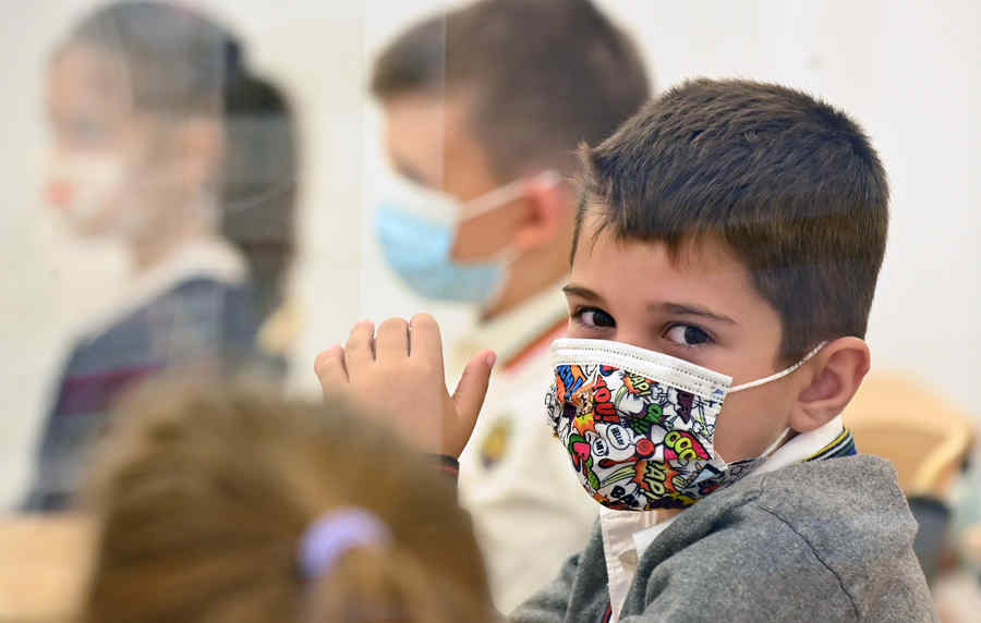 Cîmpeanu: „Elevii vor sta câte doi în bancă”