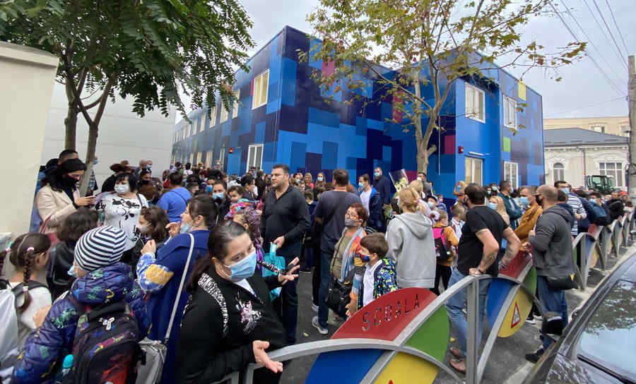 (GALERIE FOTO) Înghesuială în prima zi de școală pentru elevii Colegiului Mihai Eminescu