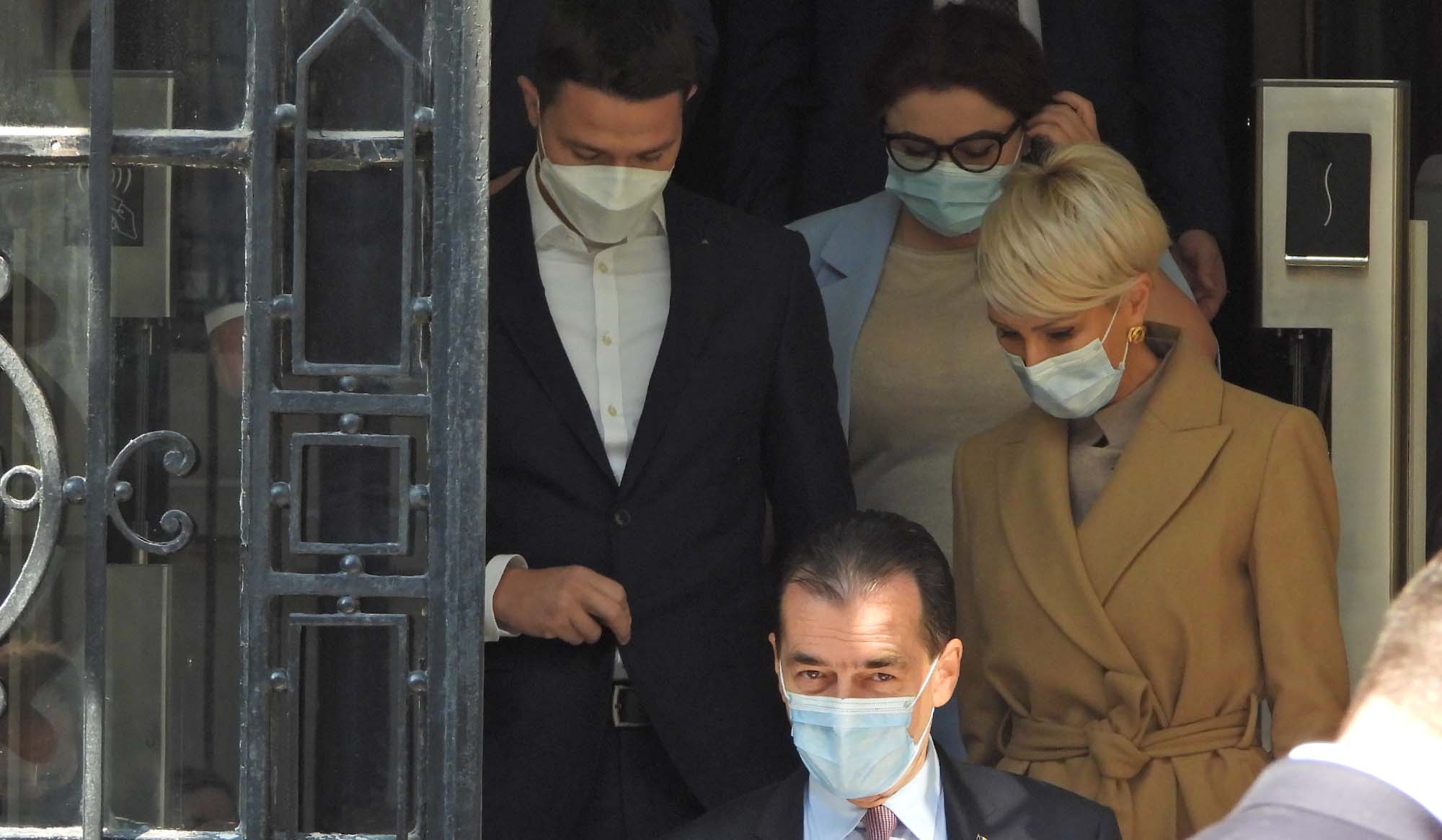 Iohannis nici usturoi n-a mâncat, nici lupta din PNL nu-i miroase