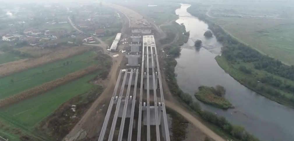 (VIDEO) Autostrada nimănui: ia constructorul de unde nu-i