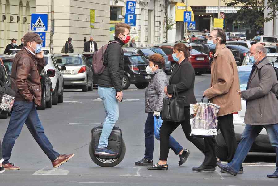 (GALERIE FOTO) Masca, accesoriu vestimentar obligatoriu în București