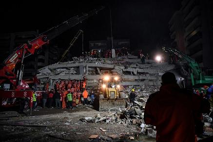 Tânără salvată după nouă ore şi jumătate