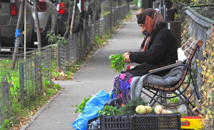 (FOTO) O toamnă rece pentru comercianții din piețe