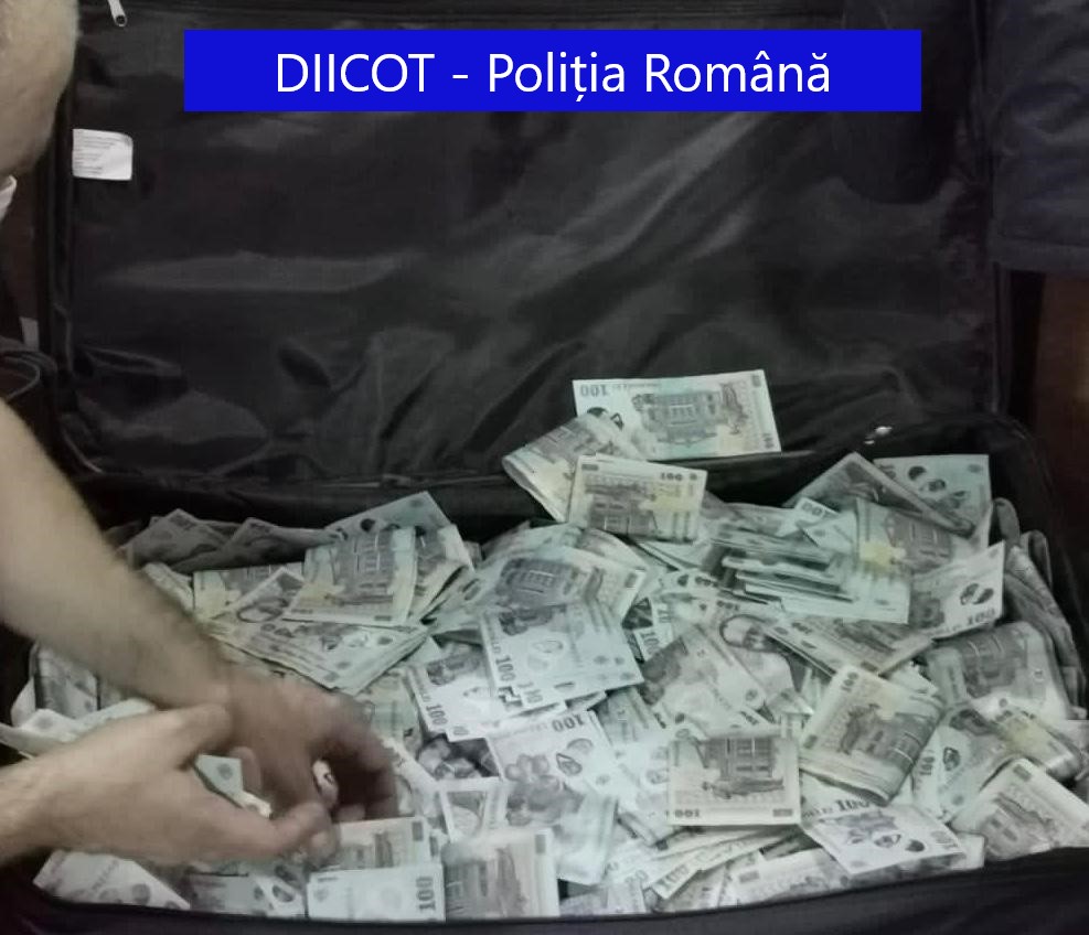 (FOTO) Ca-n filme: Mormane de bani în casa unui dealer de droguri