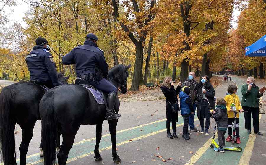 Jandarmii călare se asigură de respectarea legii