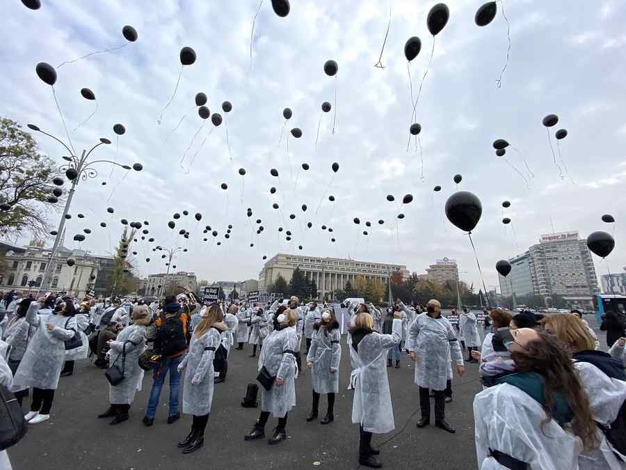 (GALERIE FOTO) Comemorare în combinezoane la Guvern