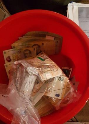 Găleţi de bani găsite la percheziții
