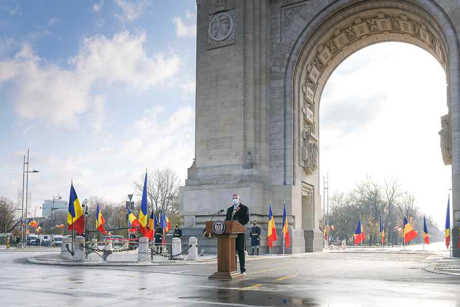 Peisaj cu arc de triumf și balegă prezidențială solemnă