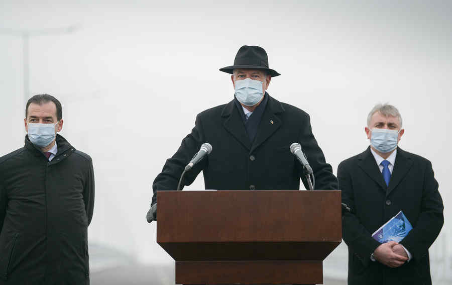 Despre scălâmbăială și despre demnitate, fie ea și mioritică