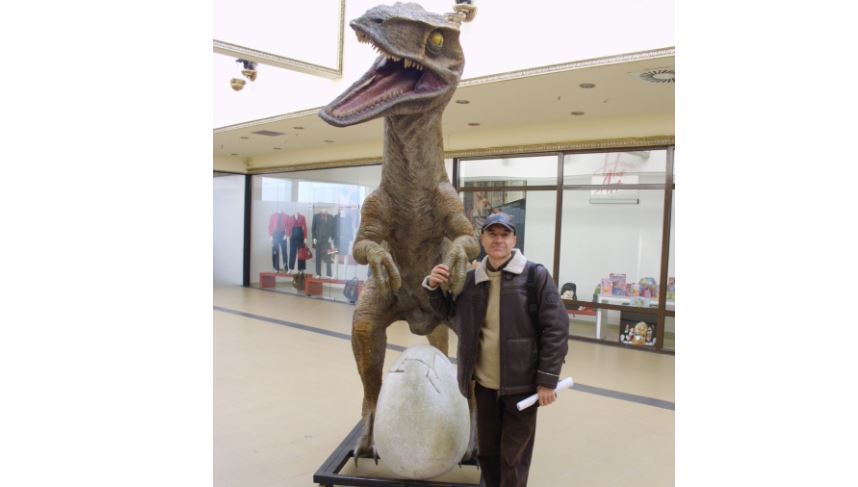 Stăpânozaurus Rex pune laba pe România