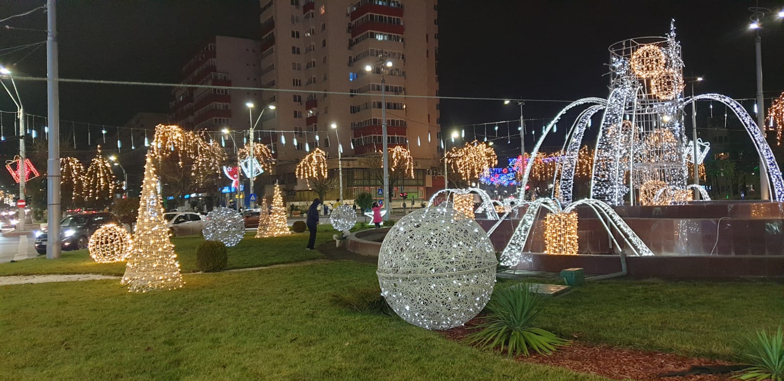 (VIDEO/FOTO) Feerie în Sectorul 4: Patru milioane de beculețe colorate