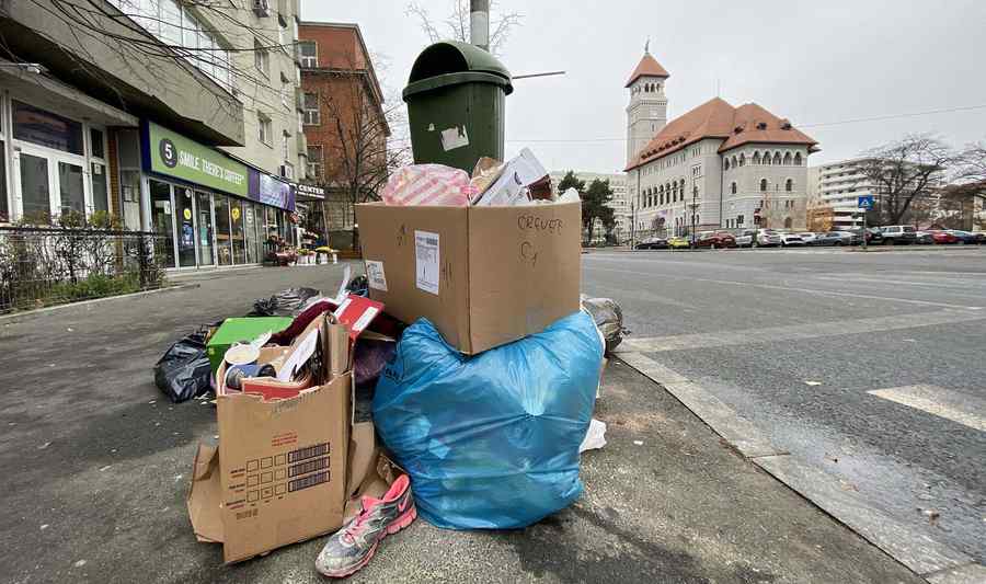 (GALERIE FOTO) La Clotilde acasă joacă gunoiul pe „masă”