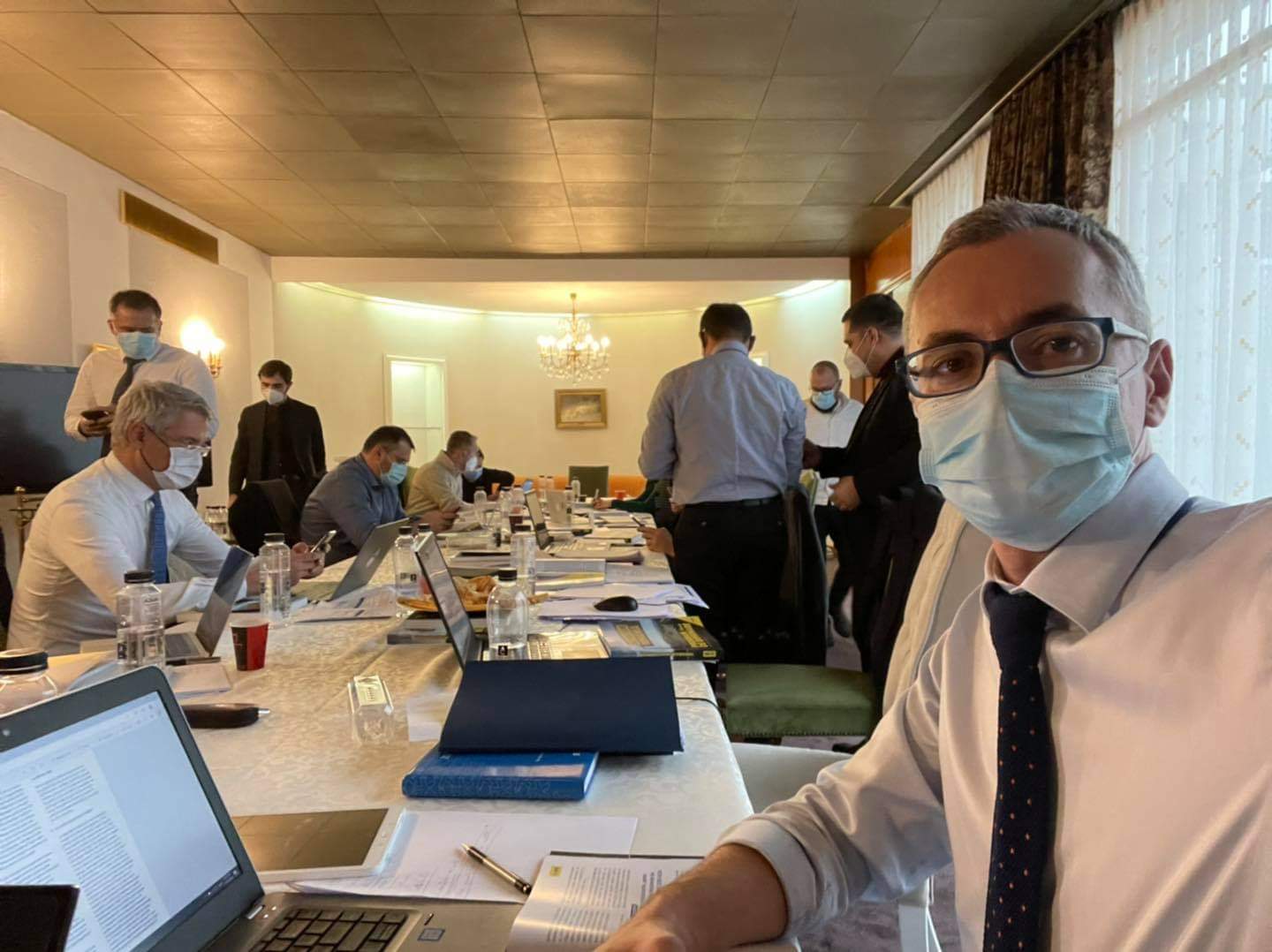 Ironii: Fumul alb era de la trabucuri