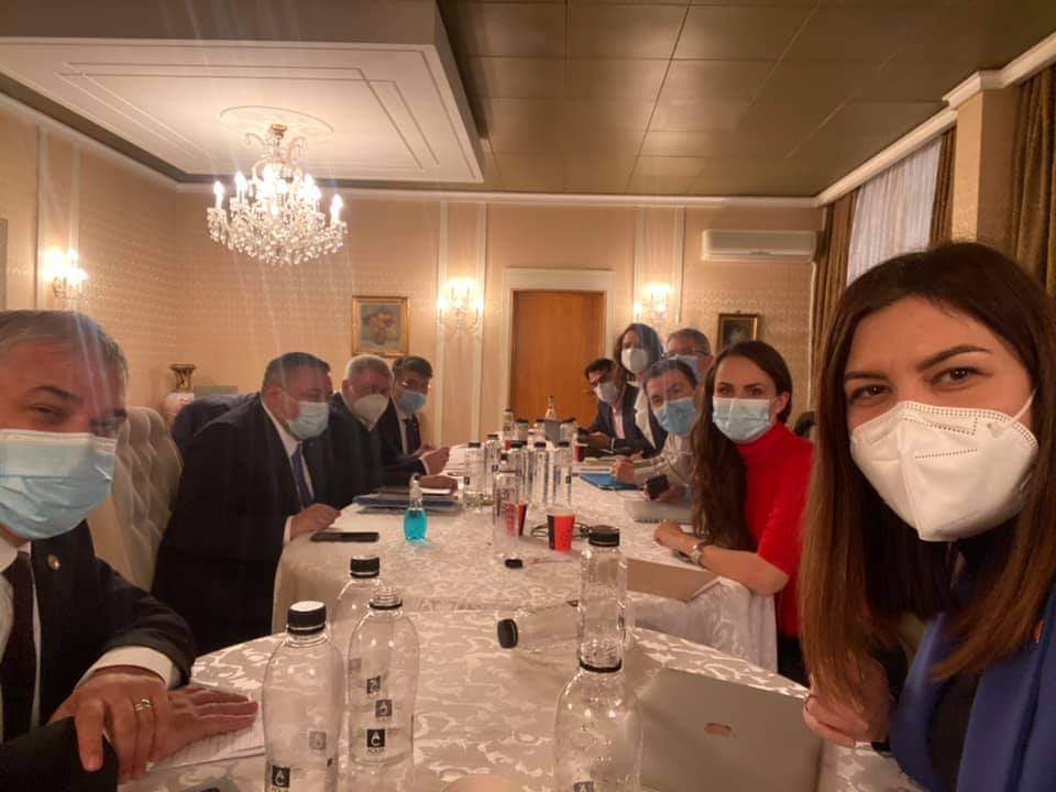 USR le dă peste nas liberalilor: „Noi nu suntem pe post de globuri”