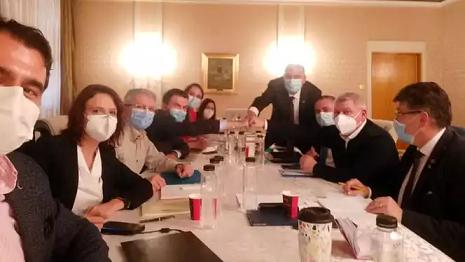 Românii mor pe capete, ei se ceartă pe ciolan