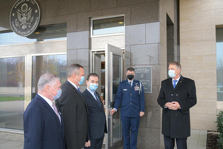 La bal cu pantalonii în vine