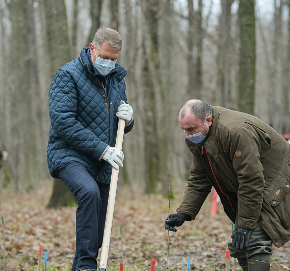 Țara „arde” și Klaus Iohannis se piaptănă