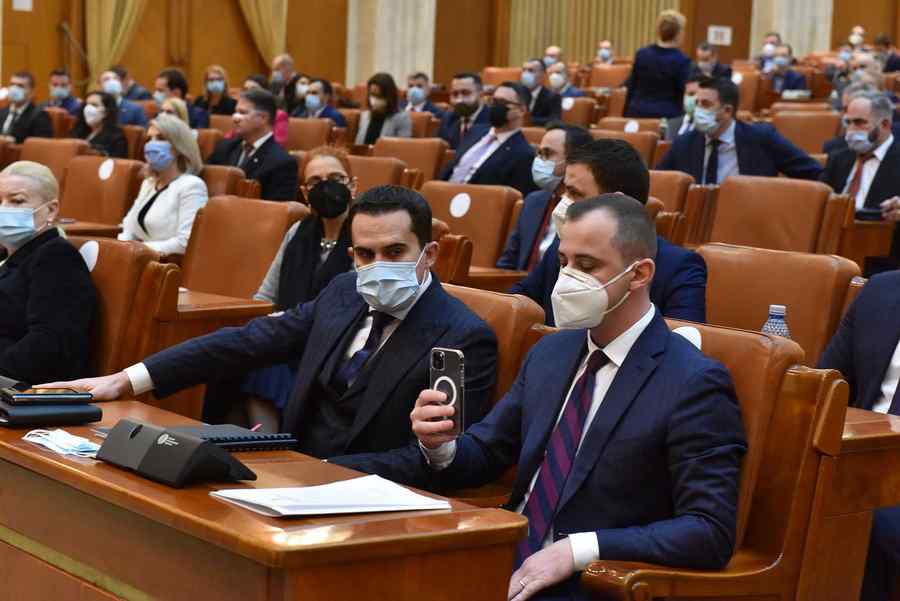 Cum o mai scaldă pesediștii în loc să grăbească moțiunea (Update)