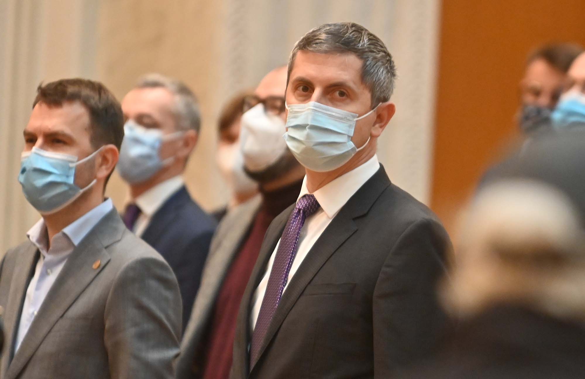 Barna, nimicul gonflabil cu ochelari