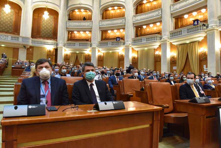 Este lege: Parlamentarii nu mai sunt „speciali”