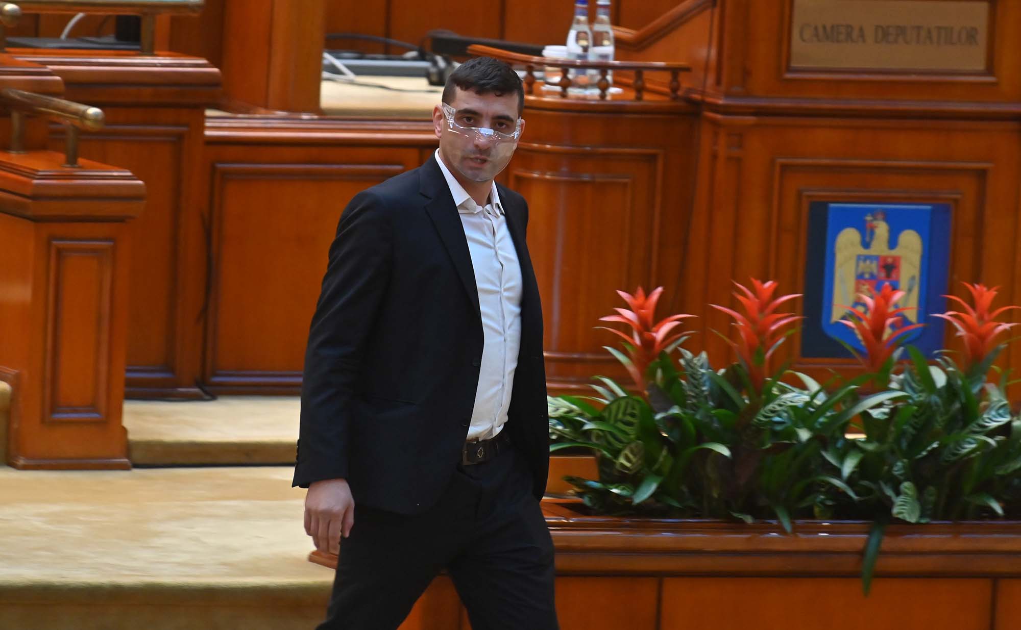 Gigel Simion toarnă-n curte mult beton