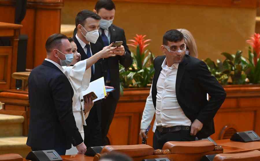 (GALERIE FOTO) Prima întrunire a noului Parlament