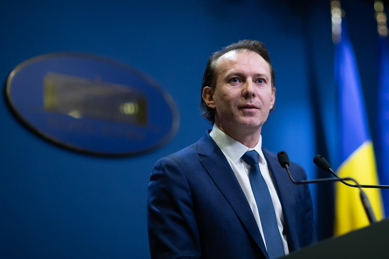 Premierul Cîțu e bun de legat