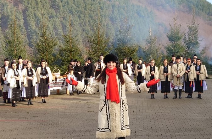 Primiți cu colinda? Iuliana Tudor adună cetele de colindători la TVR 1