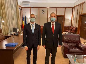 Totul pentru ţară, totul pe dos