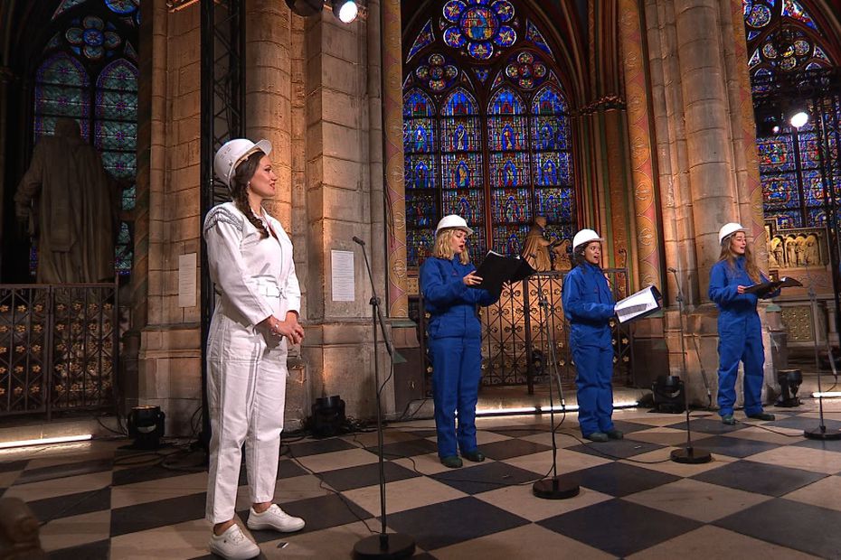 terrorism playground Setting Artiști cu ținute de șantier și căști pe cap, la Notre-Dame