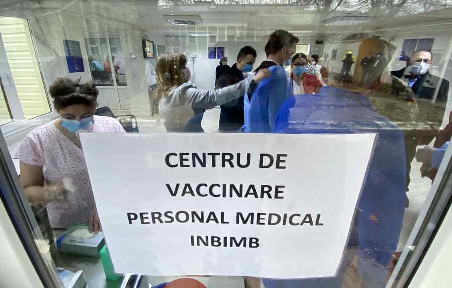 Sute de reacții adverse după vaccin