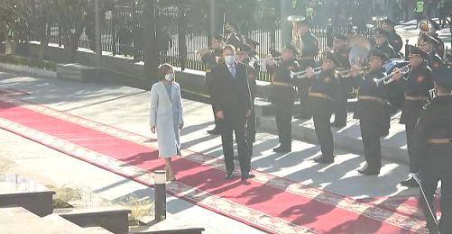 Iohannis dă, că nu dă de la el