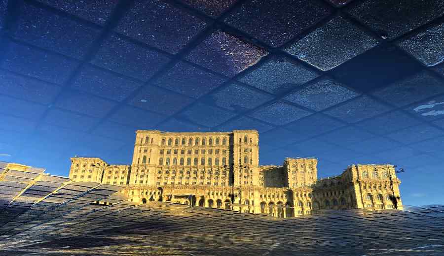 Parlamentul României, oglindit într-o baltă