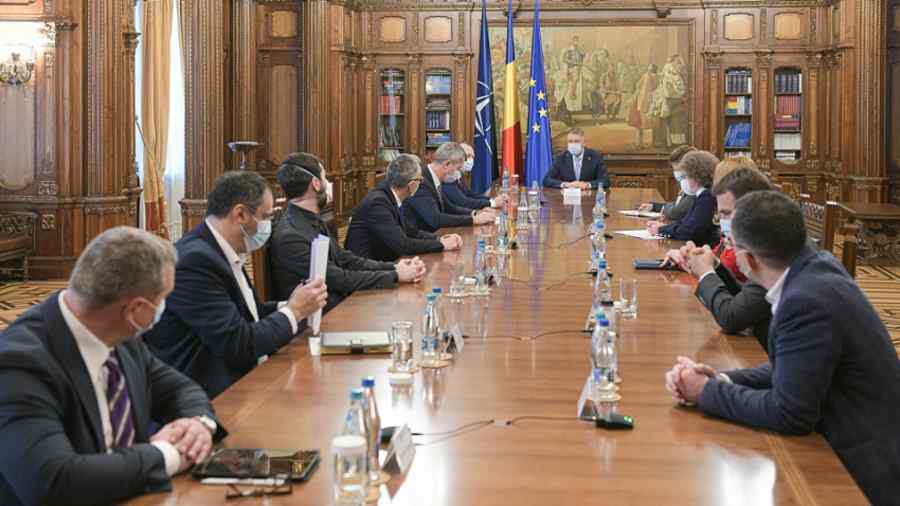 Useriştii nu se bat cu liberalii, ci cu Iohannis