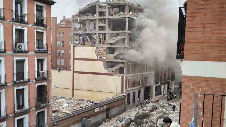 Clădire distrusă de o explozie suspectă