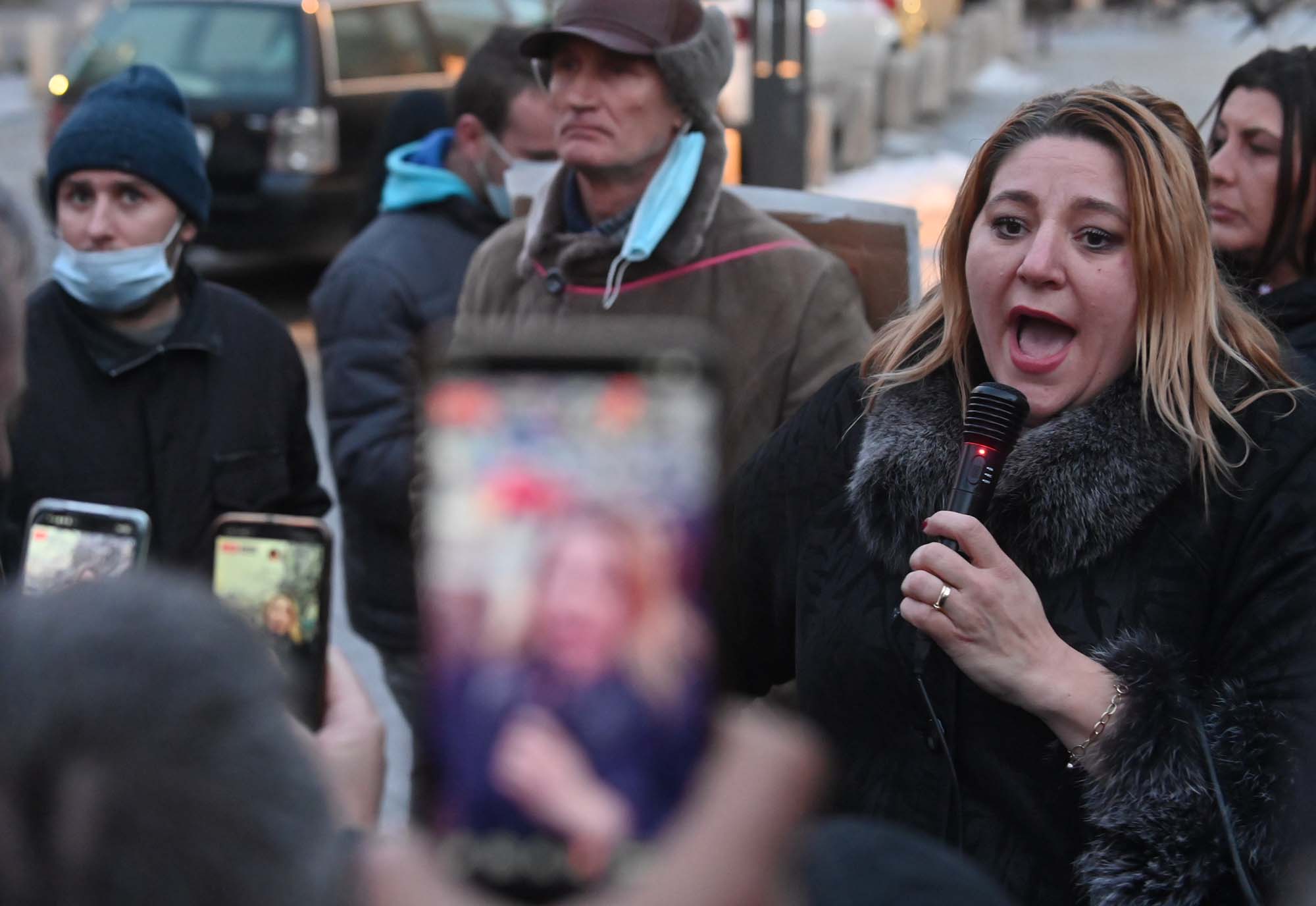 Şoşoacă, cât o țin plămânii: „Doar eu și Trump!”